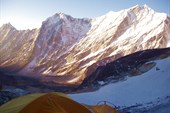 Вид в сторону Пачармо от палаток под перевалом Таши Лапча